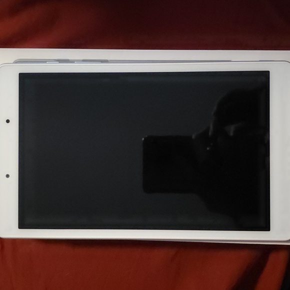 Samsung Galaxy Tab A 8.0" (2019) Wi-Fi tablet in silver.  - Picture 5 of 9